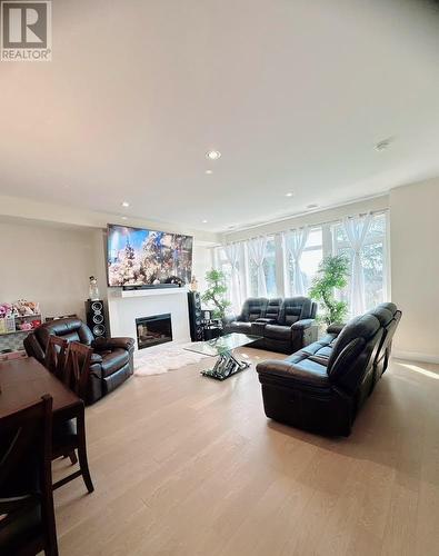 1102 Cameron Avenue Unit# 26, Kelowna, BC - Indoor Photo Showing Living Room With Fireplace