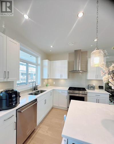 1102 Cameron Avenue Unit# 26, Kelowna, BC - Indoor Photo Showing Kitchen With Double Sink