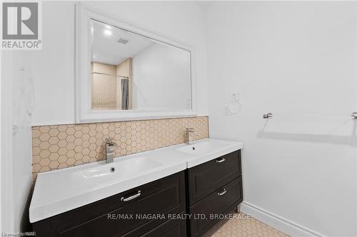 59 Permilla Street, St. Catharines, ON - Indoor Photo Showing Bathroom