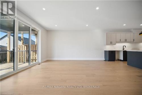 2 - 300 Richmond Street, Thorold (558 - Confederation Heights), ON - Indoor Photo Showing Kitchen