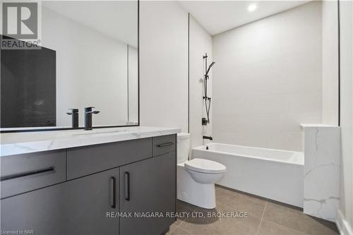 2 - 300 Richmond Street, Thorold (558 - Confederation Heights), ON - Indoor Photo Showing Bathroom