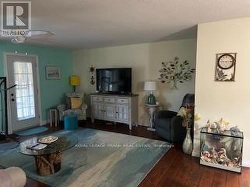 202 - 200 East Street S, Kawartha Lakes (Bobcaygeon), ON - Indoor Photo Showing Living Room