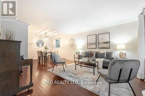 5 Parkend Avenue, Brampton, ON - Indoor Photo Showing Living Room