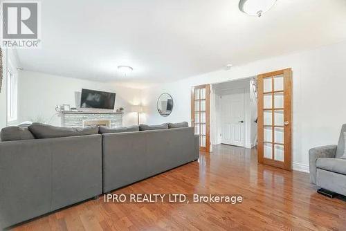 5 Parkend Avenue, Brampton, ON - Indoor Photo Showing Living Room