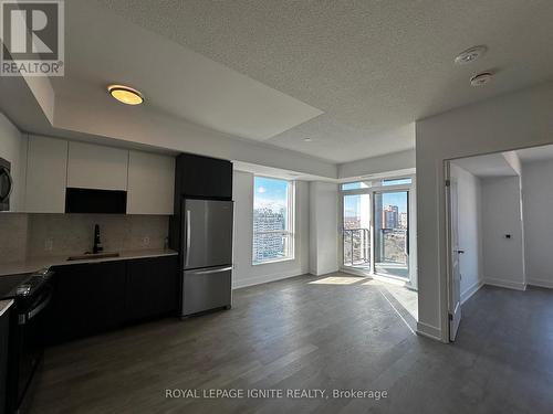 1903 - 202 Burnhamthorpe Road E, Mississauga, ON - Indoor Photo Showing Kitchen