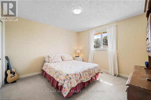 7715 Swan Street, Niagara Falls, ON - Indoor Photo Showing Bedroom