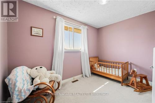 7715 Swan Street, Niagara Falls, ON - Indoor Photo Showing Bedroom