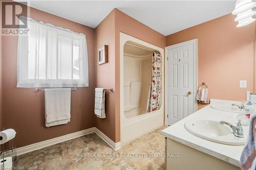 7715 Swan Street, Niagara Falls, ON - Indoor Photo Showing Bathroom