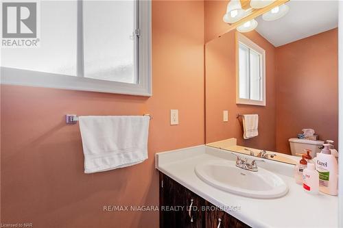 7715 Swan Street, Niagara Falls, ON - Indoor Photo Showing Bathroom