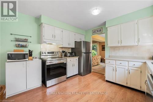 7715 Swan Street, Niagara Falls, ON - Indoor Photo Showing Kitchen