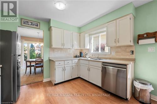 7715 Swan Street, Niagara Falls, ON - Indoor Photo Showing Kitchen With Double Sink