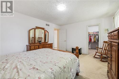 7715 Swan Street, Niagara Falls, ON - Indoor Photo Showing Bedroom