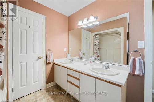 7715 Swan Street, Niagara Falls, ON - Indoor Photo Showing Bathroom