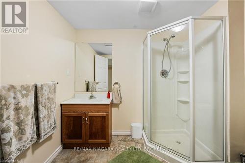 7715 Swan Street, Niagara Falls, ON - Indoor Photo Showing Bathroom