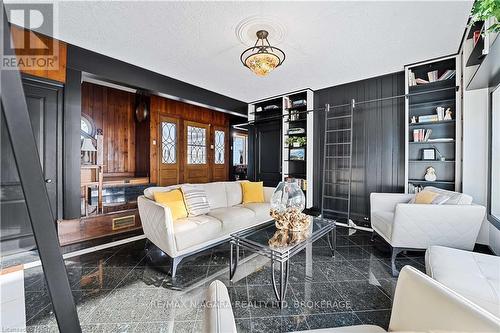 214 Windmill Point Road S, Fort Erie, ON - Indoor Photo Showing Living Room