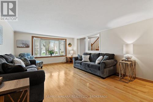 51 Ramey Avenue, Port Colborne (877 - Main Street), ON - Indoor Photo Showing Living Room