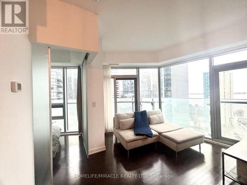 1902 - 14 York Street, Toronto, ON - Indoor Photo Showing Living Room