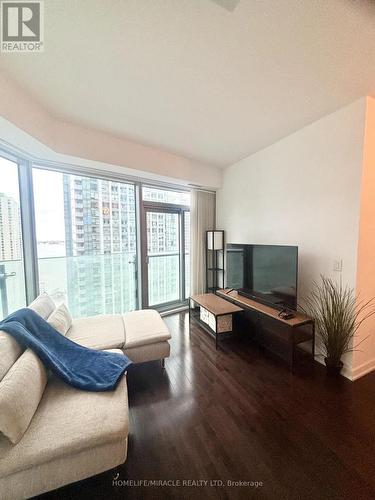 1902 - 14 York Street, Toronto, ON - Indoor Photo Showing Living Room