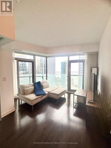 1902 - 14 York Street, Toronto, ON - Indoor Photo Showing Living Room