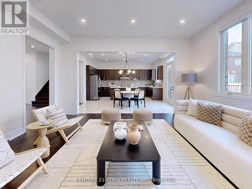 717 Mee Place, Newmarket, ON - Indoor Photo Showing Living Room