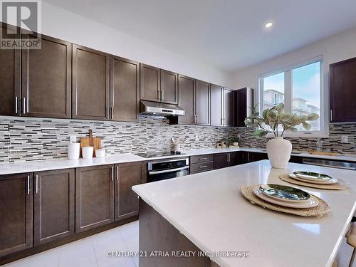 717 Mee Place, Newmarket, ON - Indoor Photo Showing Kitchen With Upgraded Kitchen