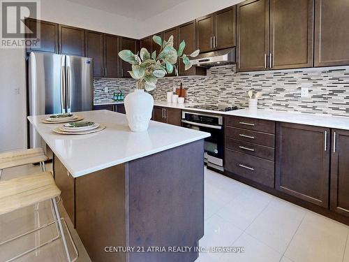 717 Mee Place, Newmarket, ON - Indoor Photo Showing Kitchen With Upgraded Kitchen