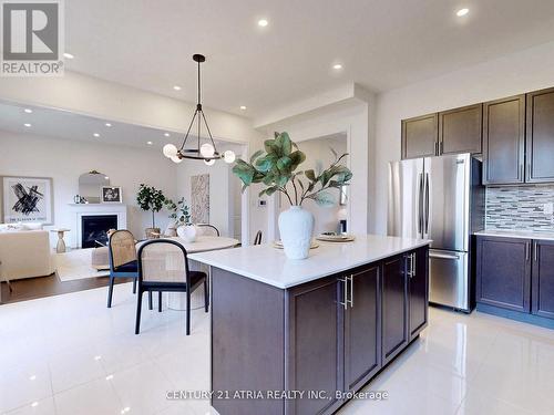 717 Mee Place, Newmarket, ON - Indoor Photo Showing Kitchen With Upgraded Kitchen