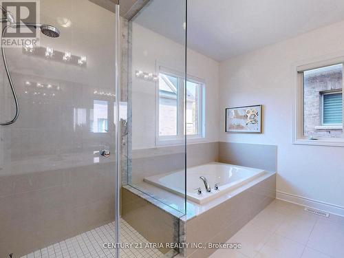 717 Mee Place, Newmarket, ON - Indoor Photo Showing Bathroom