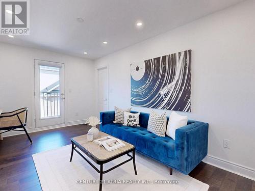 717 Mee Place, Newmarket, ON - Indoor Photo Showing Living Room