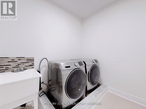 717 Mee Place, Newmarket, ON - Indoor Photo Showing Laundry Room