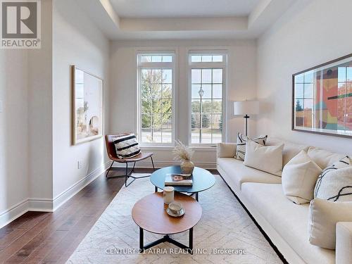 717 Mee Place, Newmarket, ON - Indoor Photo Showing Living Room