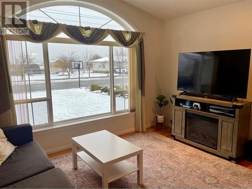 2454 75Th Avenue, Grand Forks, BC - Indoor Photo Showing Living Room