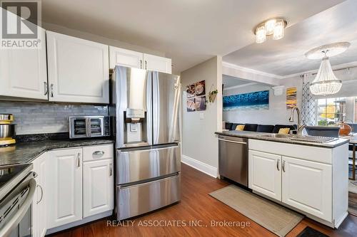 49 Connaught Avenue N, Hamilton, ON - Indoor Photo Showing Kitchen