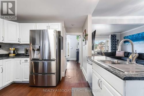 49 Connaught Avenue N, Hamilton, ON - Indoor Photo Showing Kitchen With Upgraded Kitchen