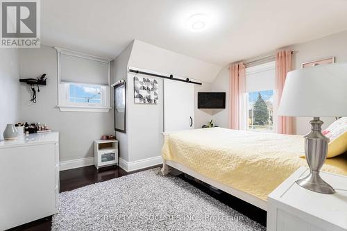 49 Connaught Avenue N, Hamilton, ON - Indoor Photo Showing Bedroom