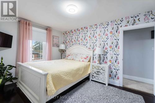 49 Connaught Avenue N, Hamilton, ON - Indoor Photo Showing Bedroom