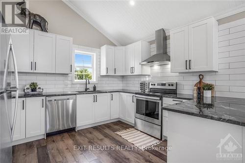 15025 Finch-Obnabruck Boundary Road, North Stormont, ON - Indoor Photo Showing Kitchen With Upgraded Kitchen