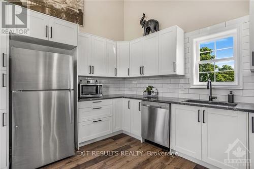 15025 Finch-Obnabruck Boundary Road, North Stormont, ON - Indoor Photo Showing Kitchen With Upgraded Kitchen