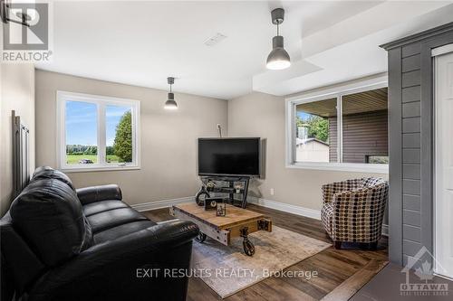 15025 Finch-Obnabruck Boundary Road, North Stormont, ON - Indoor Photo Showing Living Room