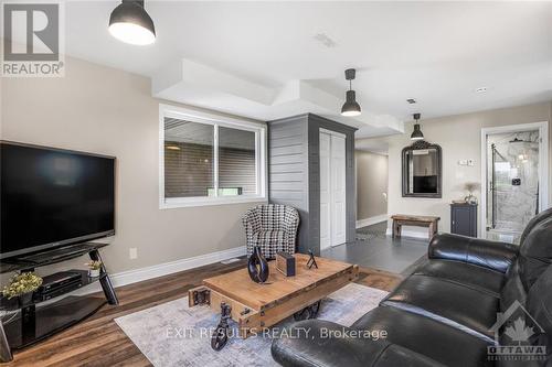 15025 Finch-Obnabruck Boundary Road, North Stormont, ON - Indoor Photo Showing Living Room