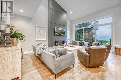 1066 Bruce Street, Sarnia, ON - Indoor Photo Showing Living Room With Fireplace