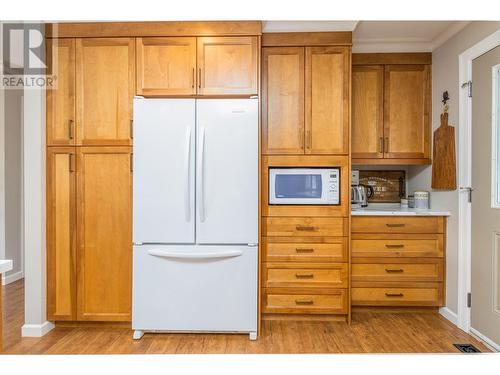 2291 21 Street Ne, Salmon Arm, BC - Indoor Photo Showing Kitchen