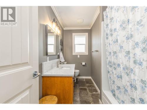 2291 21 Street Ne, Salmon Arm, BC - Indoor Photo Showing Bathroom