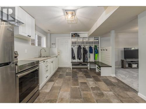 2291 21 Street Ne, Salmon Arm, BC - Indoor Photo Showing Kitchen