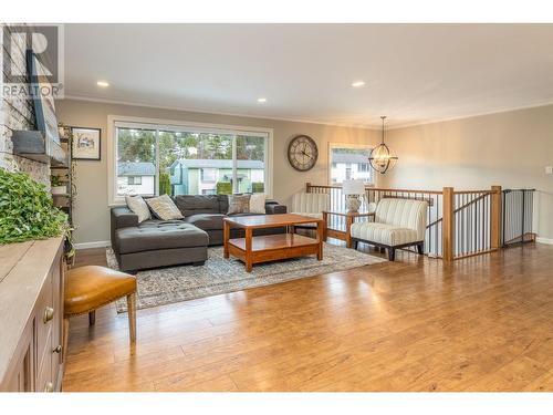 2291 21 Street Ne, Salmon Arm, BC - Indoor Photo Showing Living Room