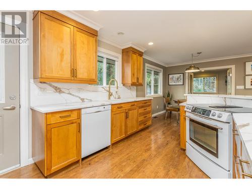 2291 21 Street Ne, Salmon Arm, BC - Indoor Photo Showing Kitchen