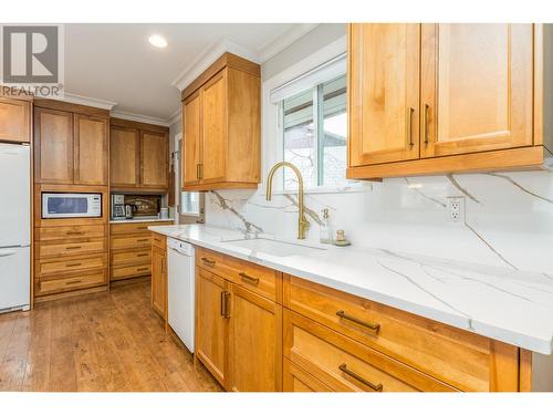 2291 21 Street Ne, Salmon Arm, BC - Indoor Photo Showing Kitchen