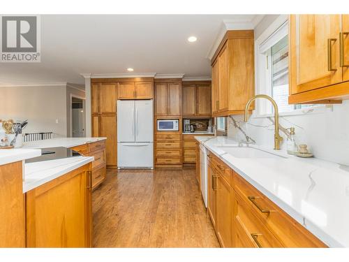 2291 21 Street Ne, Salmon Arm, BC - Indoor Photo Showing Kitchen