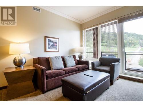 2950 Camozzi Road Unit# 1413, Revelstoke, BC - Indoor Photo Showing Living Room