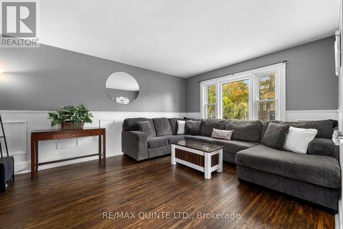 469 Ashley Street, Belleville, ON - Indoor Photo Showing Living Room